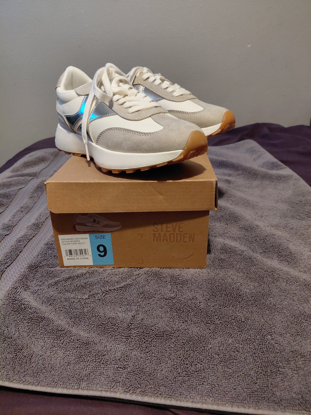 Steve Madden Women Neutral White & Gray Sneakers with Iridescent Accent